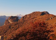 63 Dal Pizzo Cerro il Castel Regina e il Corno (a sx)  nella luce del tramonto